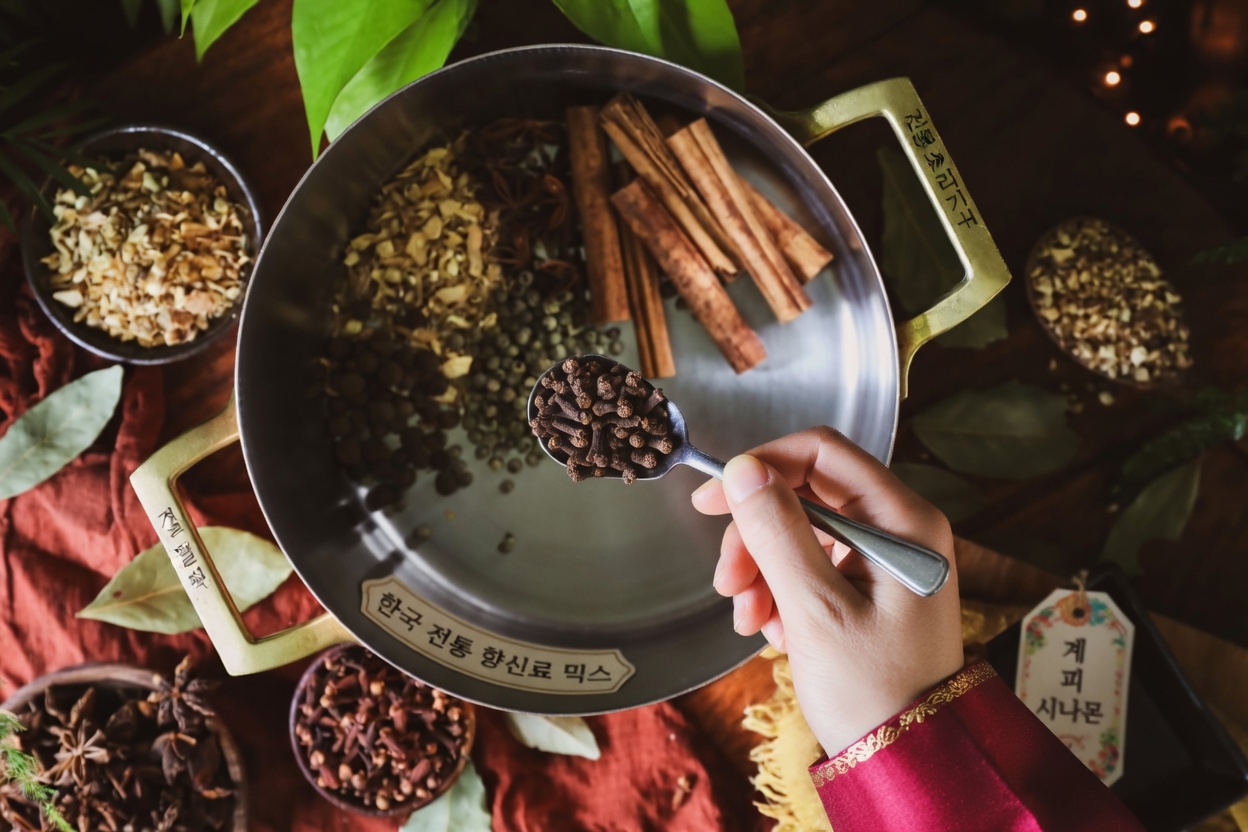 로즈마리와 정향 물이 많은 성인들이 놓치고 있는 헤어 케어 습관일까?