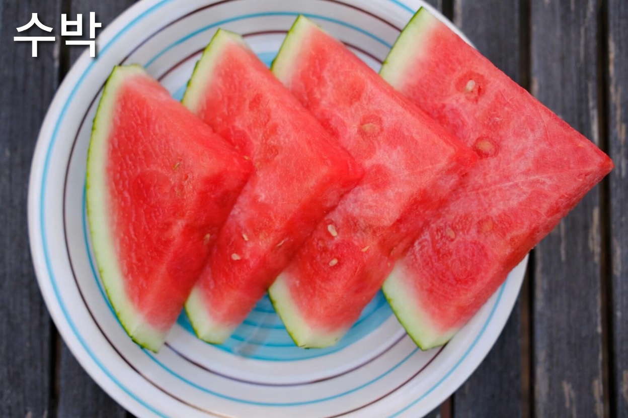 밤에 크레아티닌 수치가 높다면? 노년층이 신장 건강을 부드럽게 돕기 위해 자주 놓치는 과일 4가지