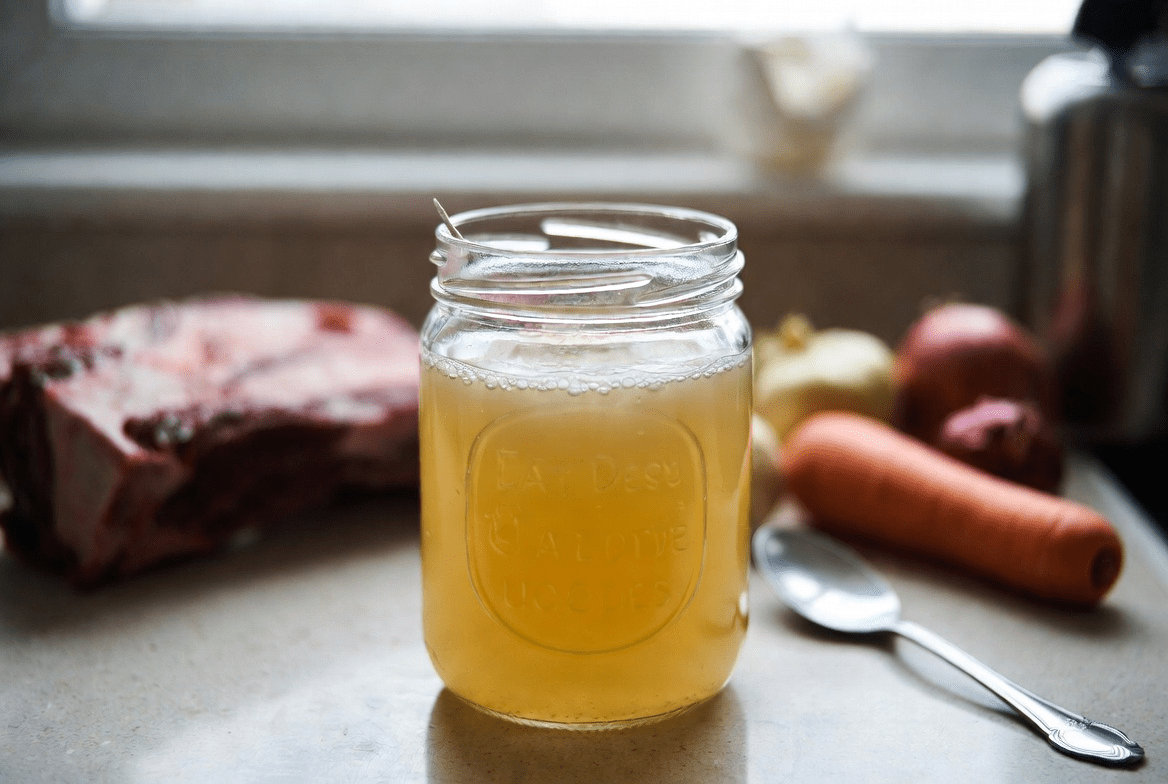 이 간단한 식품을 매일의 식단에 추가하면 나이가 들수록 관절의 편안함을 돕는 데 도움이 될 수 있는 이유