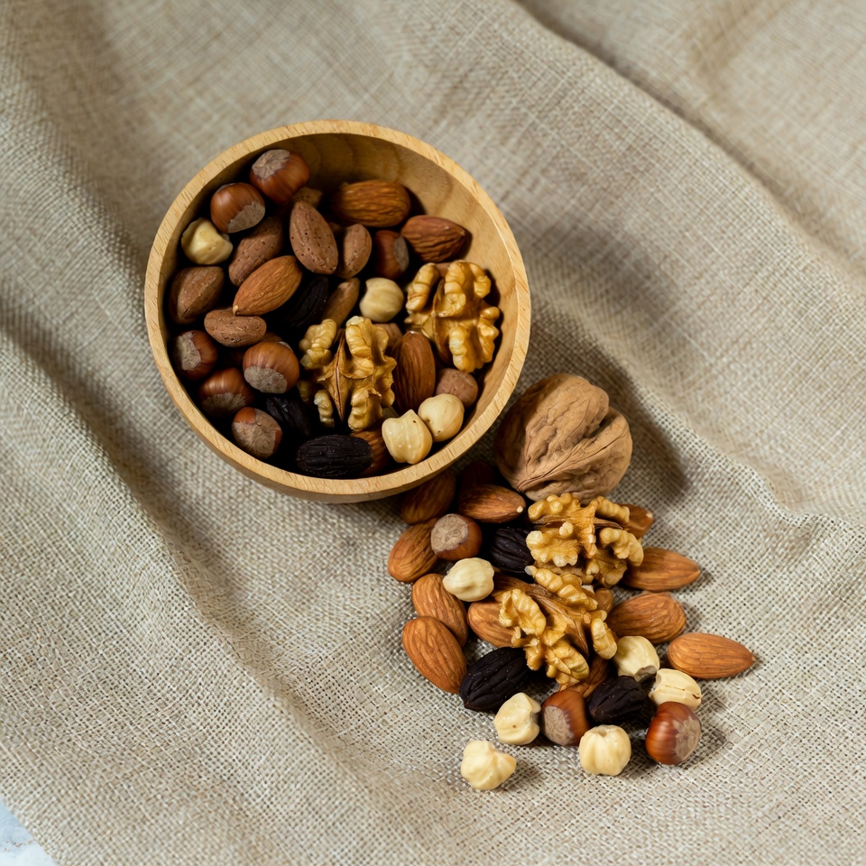 45세 이후 몸속부터 신체의 자연 방어력을 지원할 수 있는 6가지 견과류를 알아보세요.