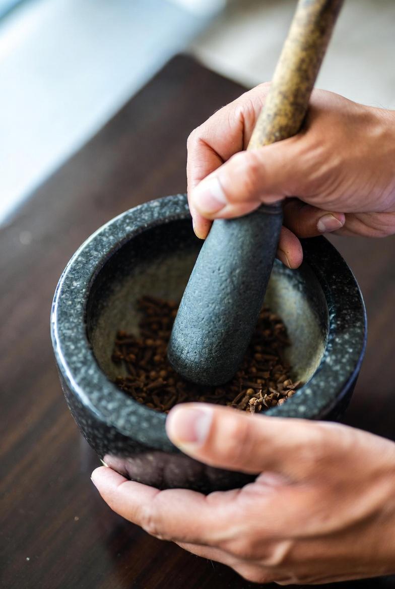 천연 스킨케어 아이디어: 정향과 코코넛 오일을 활용해 건강한 피부 표현을 돕는 방법