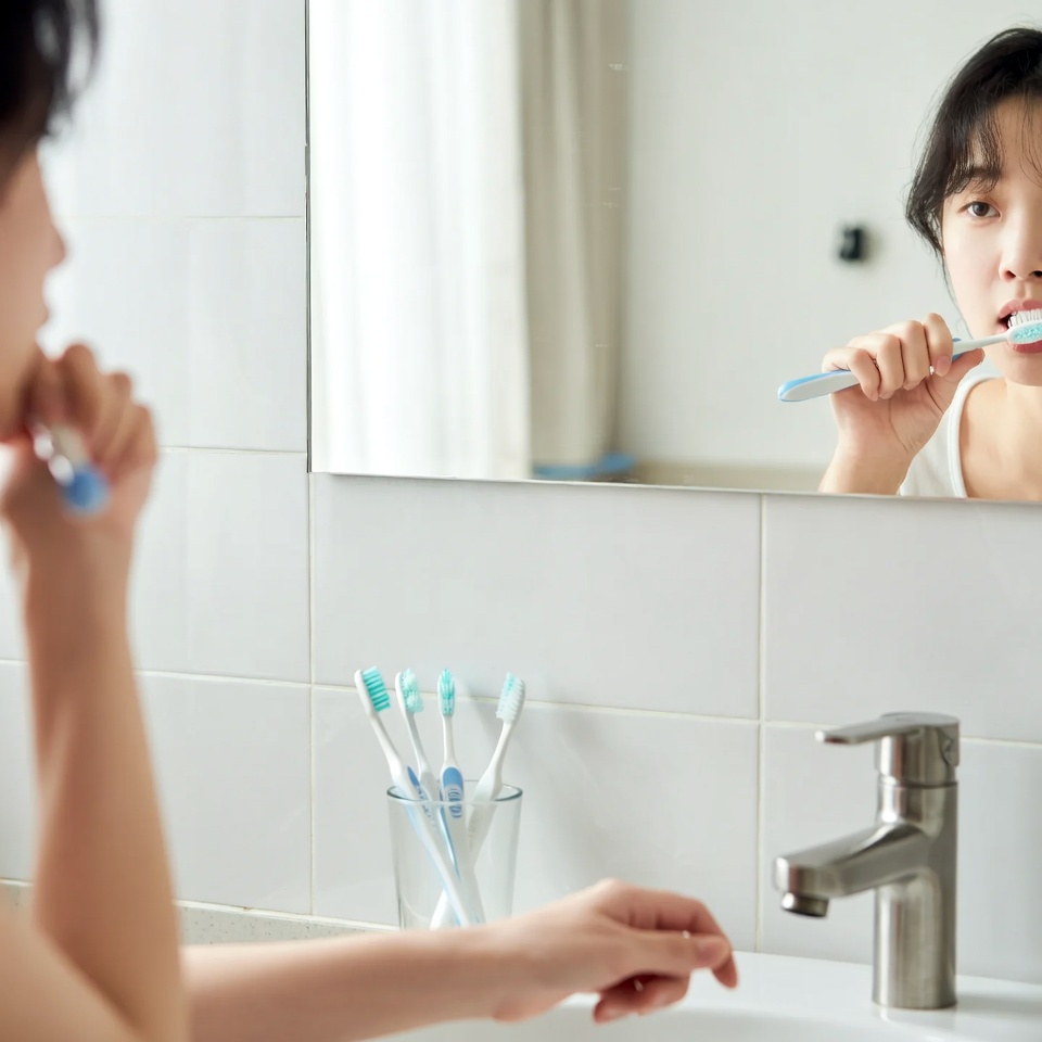 단 몇 분 만에 누런 이를 자연스럽게 하얗게 만드는 방법