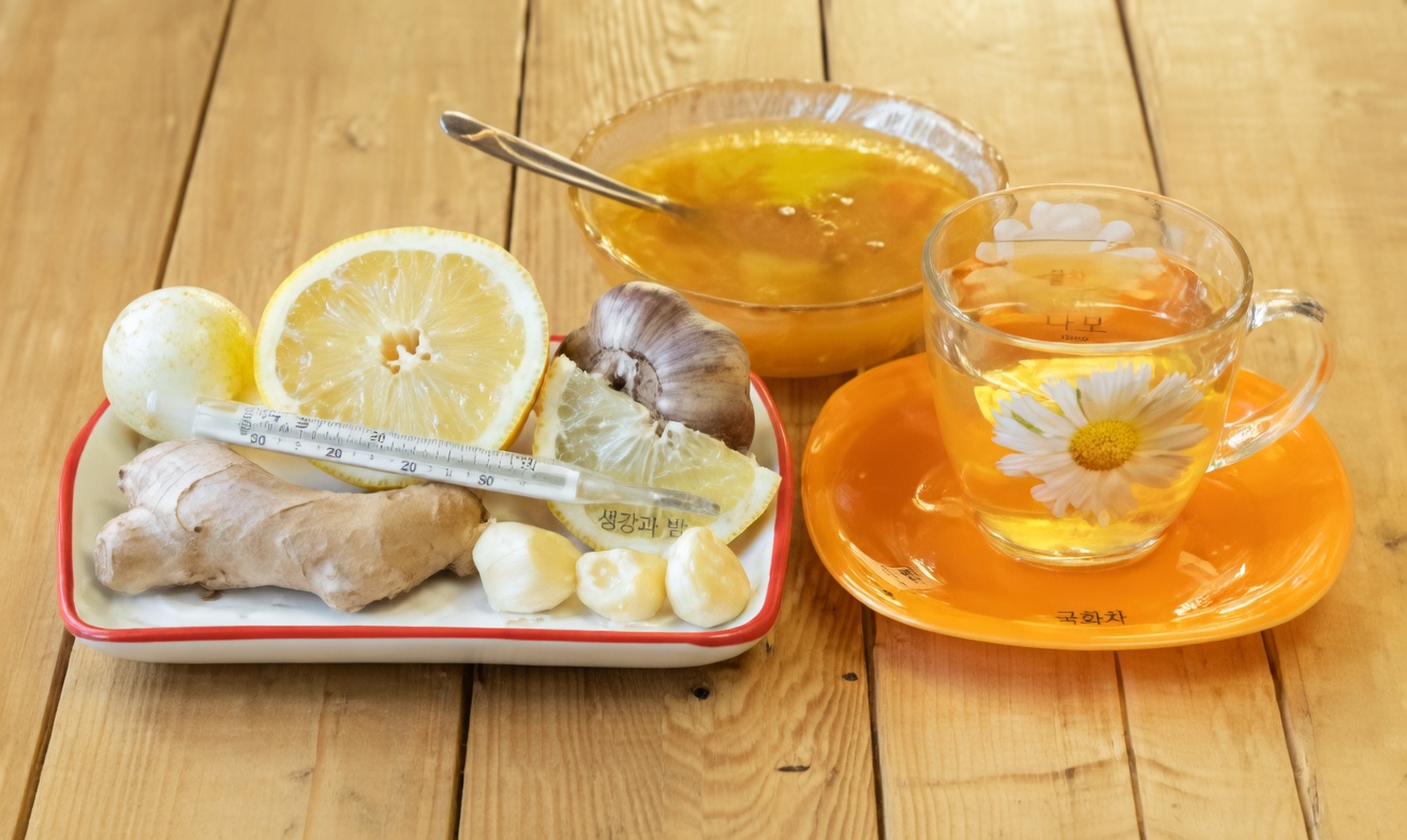 생강, 양파, 마늘, 레몬 주스, 그리고 꿀: 사람들이 궁금해하는 간단한 하루 블렌드