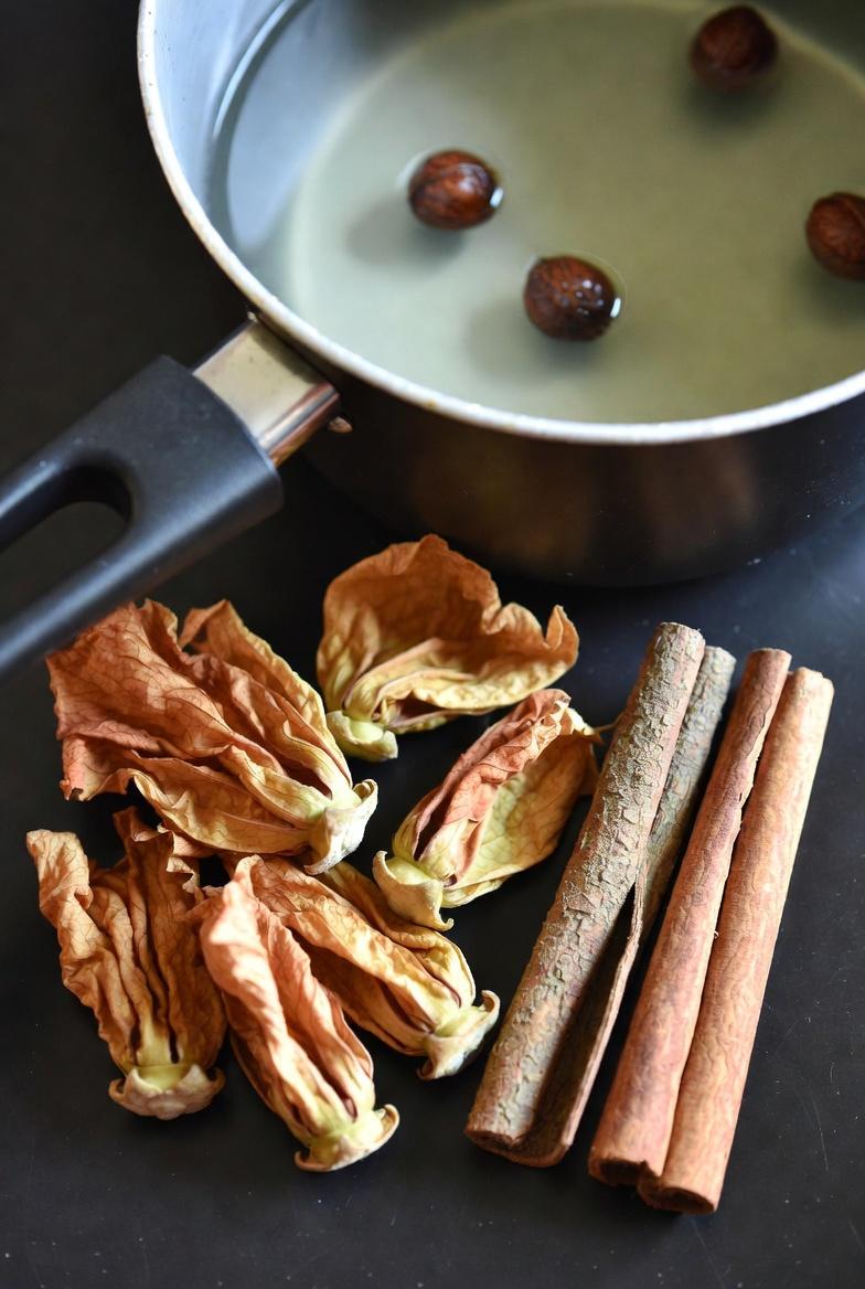 계피와 정향을 더한 히비스커스 차의 놀라운 건강 효능을 알아보세요