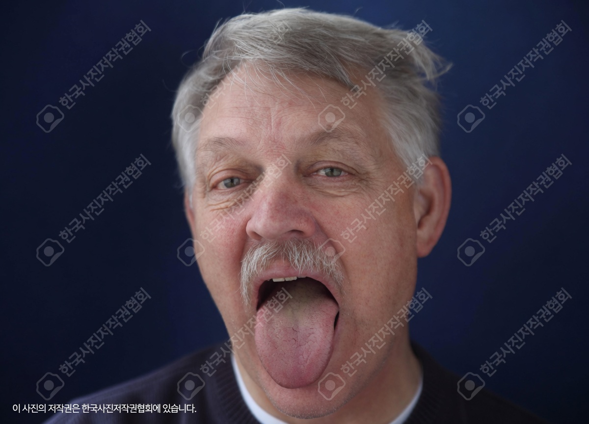 눈과 발에서 시작된다! 의사들이 무시하는 낮은 비타민 B12의 9가지 징후