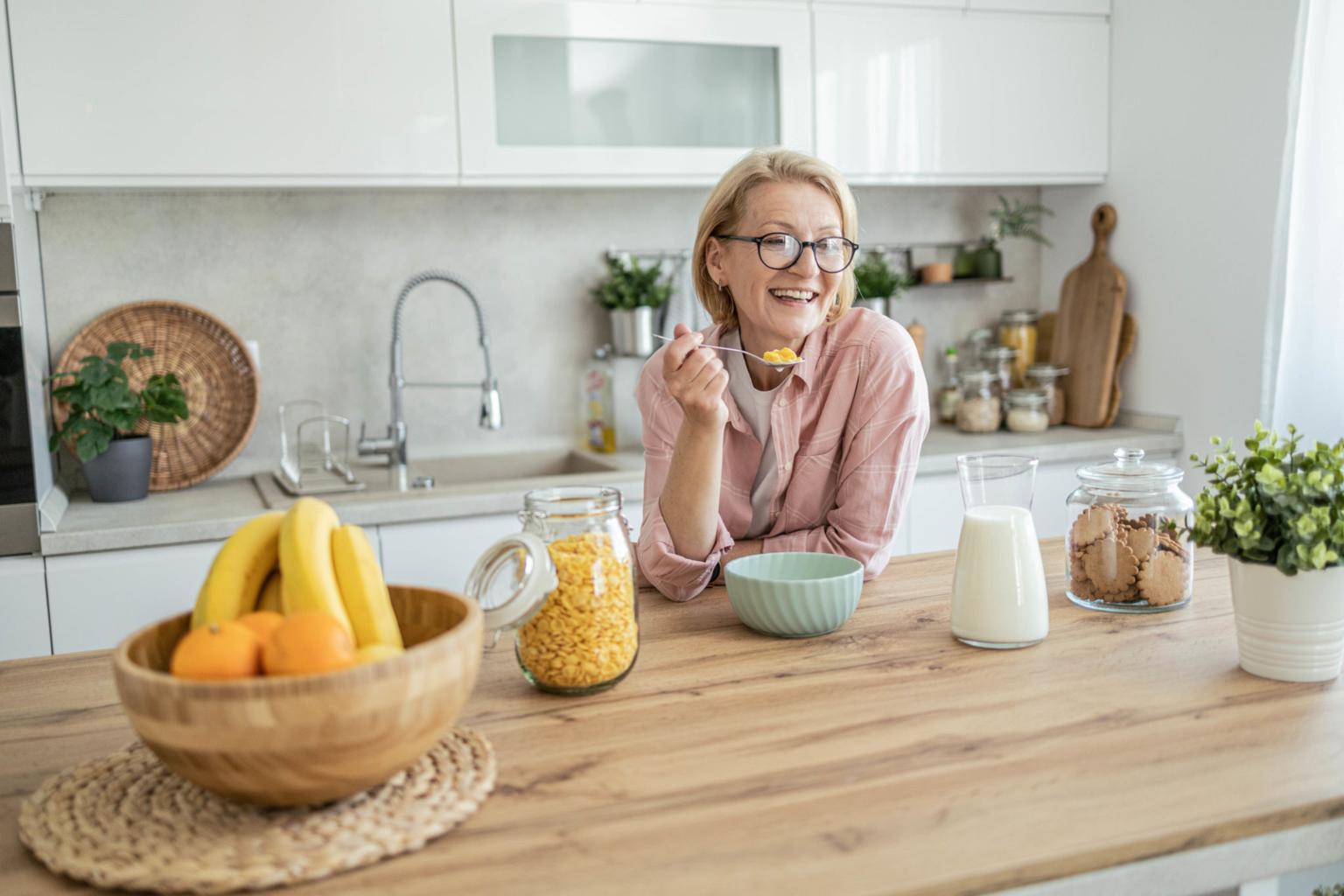 심장 전문의의 경고: 60세 이후 아침에 따뜻한 물을 마실 때 하는 3가지 실수